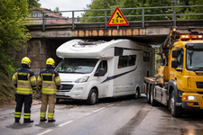 En husbil fastnade i en viadukt i Säffle