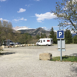 Aire de Stationnement de Camping Cars Veynes.jpg