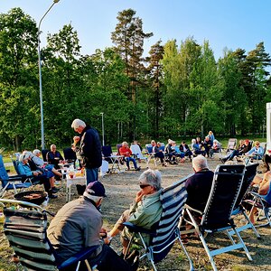 Samling med information och grillad korv o Sangria