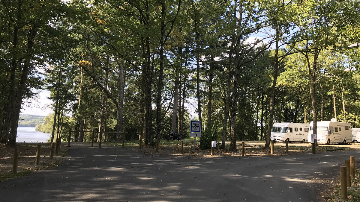 Aire Camping-Car Park du Lac du Saint-Pardoux Razès.jpg