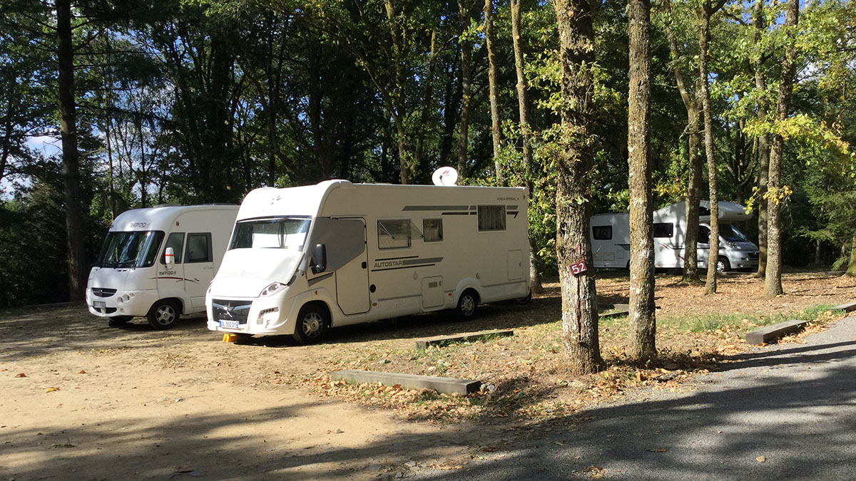 Aire CampingCar Park du Lac du SaintPardoux Razès2.jpg iHusbil