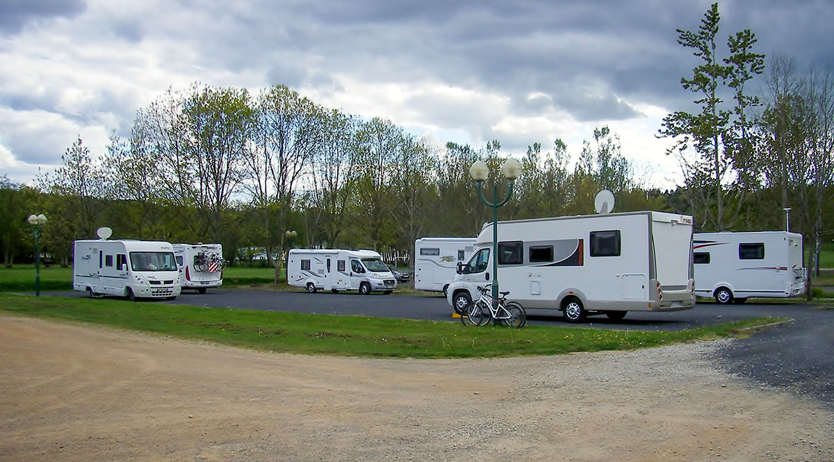 Aire de Camping-Car Lac d'Aubusson.JPG