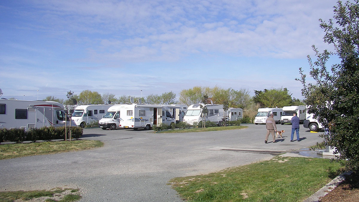 Aire de Camping Car L'Epine.jpg