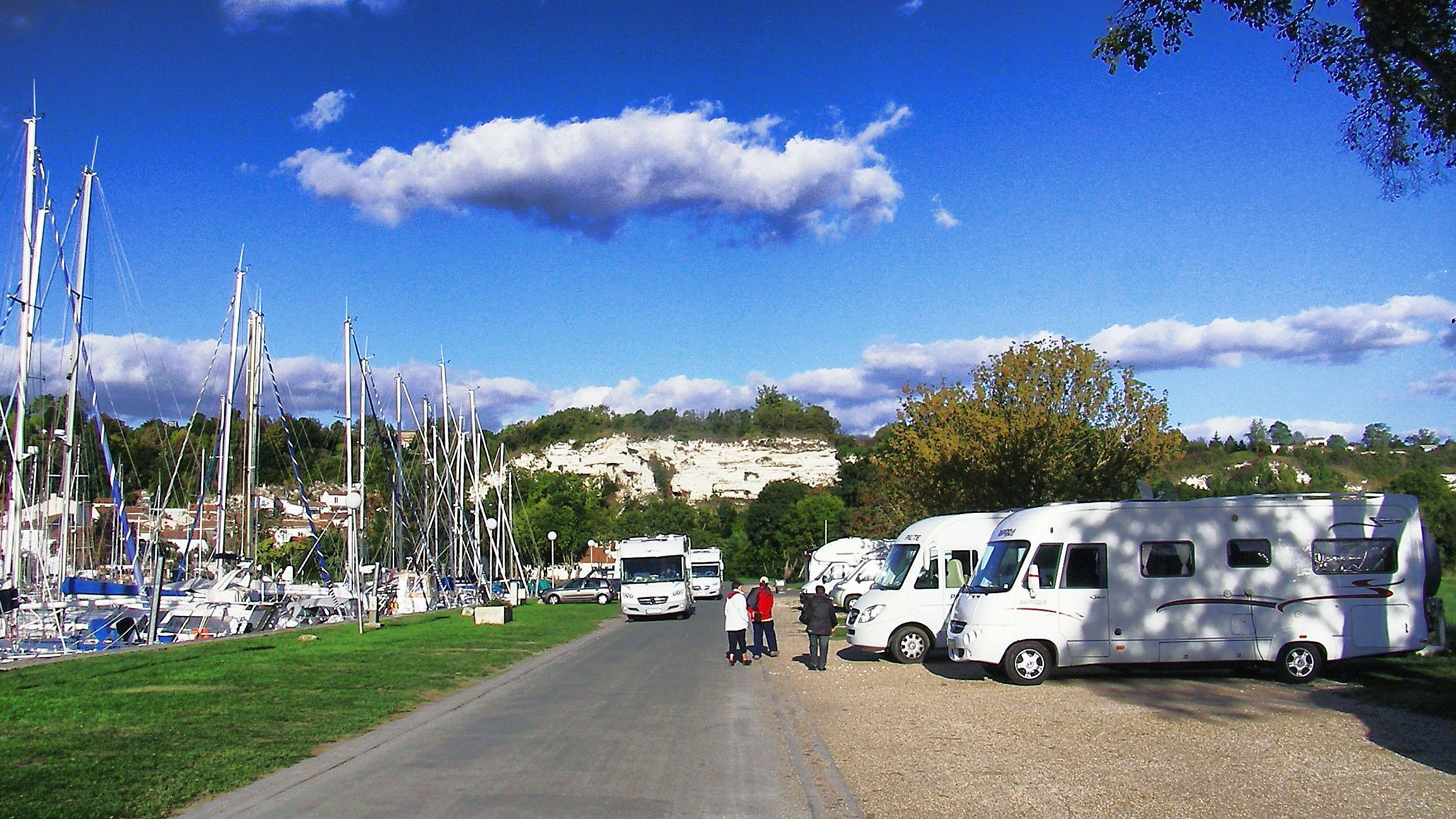 Aire de Camping-Car Mortagne-sur-Gironde 1.jpg