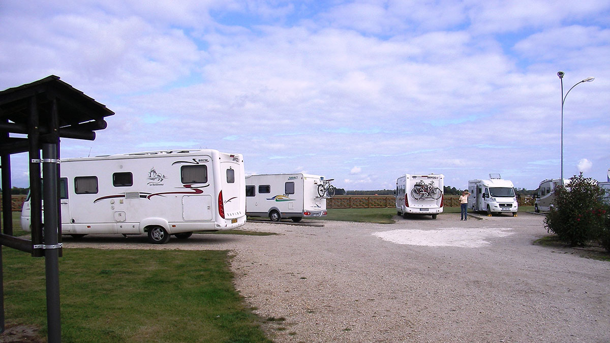 Aire de Camping-Cars Sully sur Loire.jpg