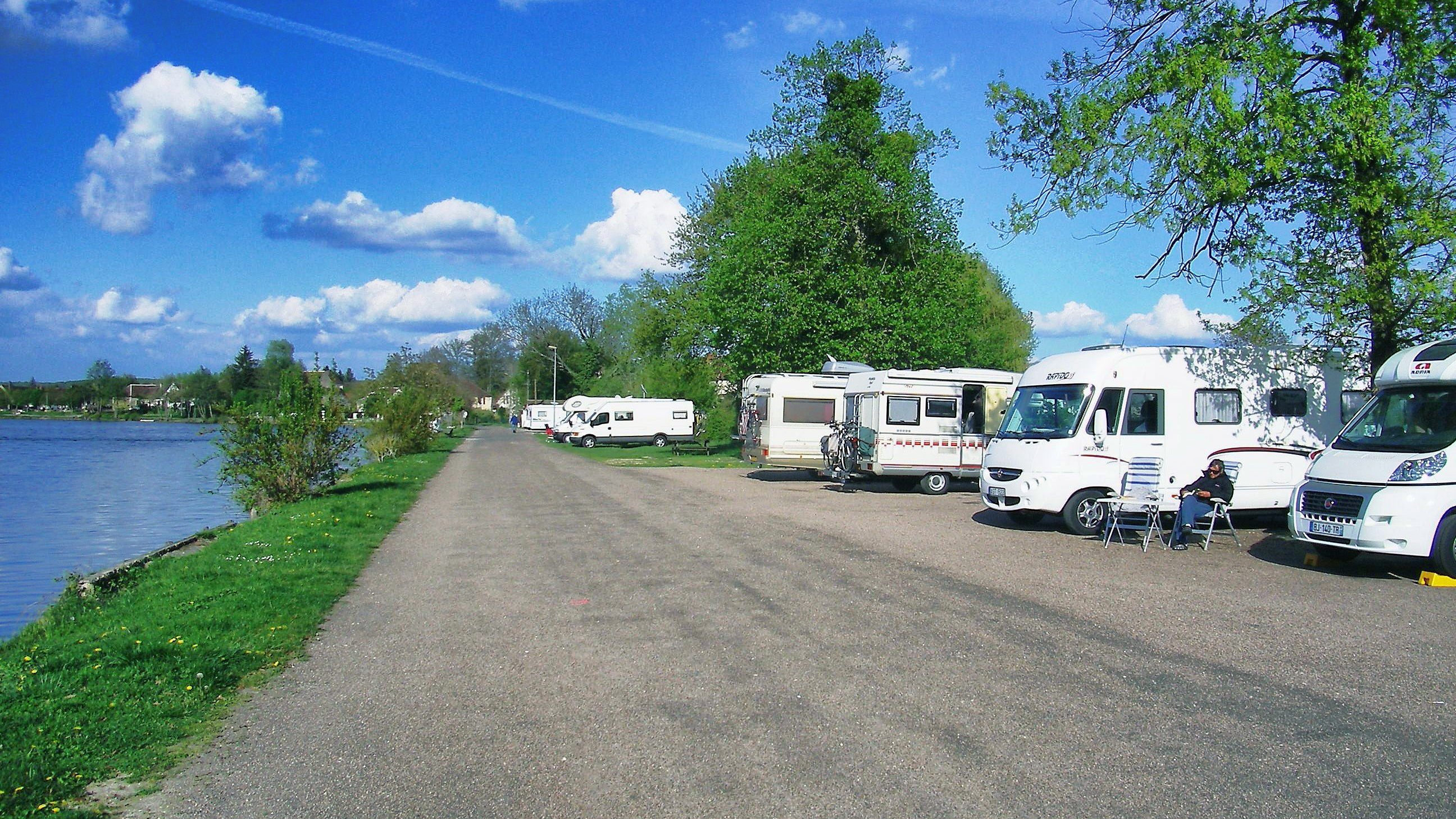 Aires Camping-Cars Gurgy 1.jpg