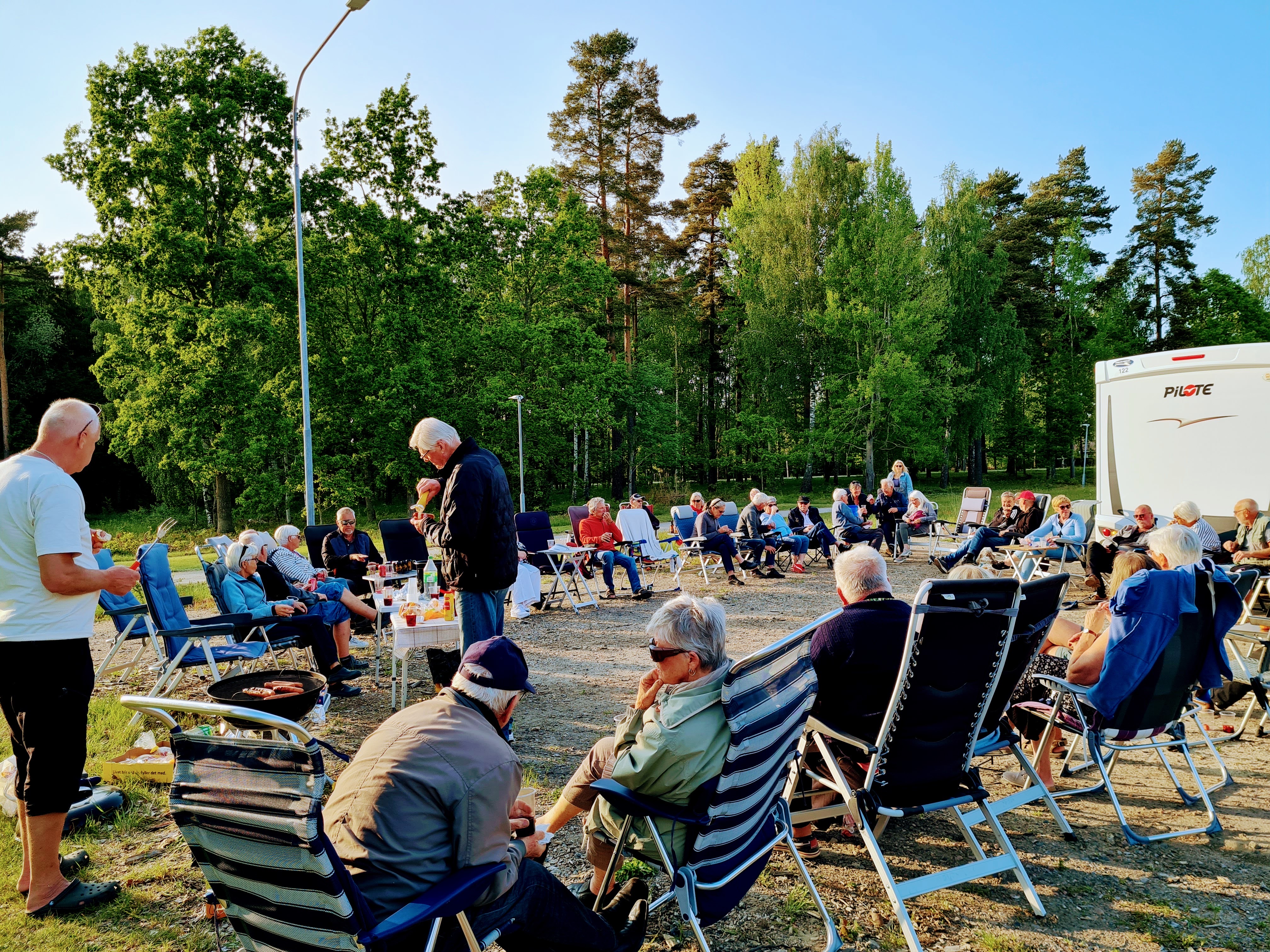 Samling med information och grillad korv o Sangria