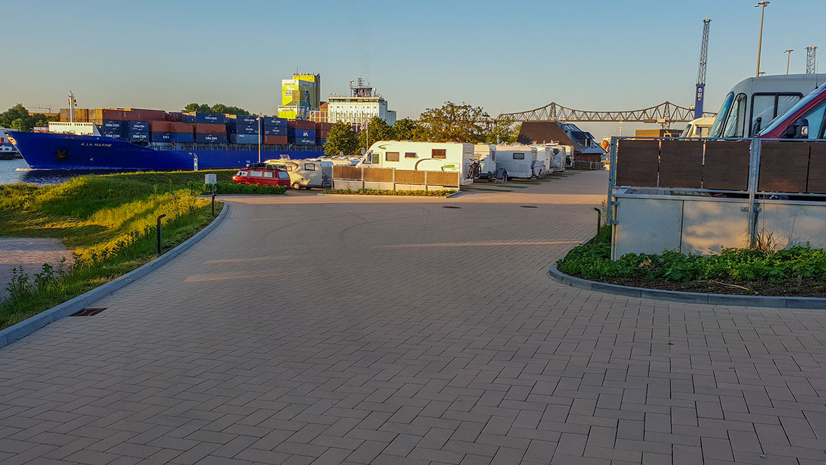 Wohnmobilhafen am Kanal-Café.jpg