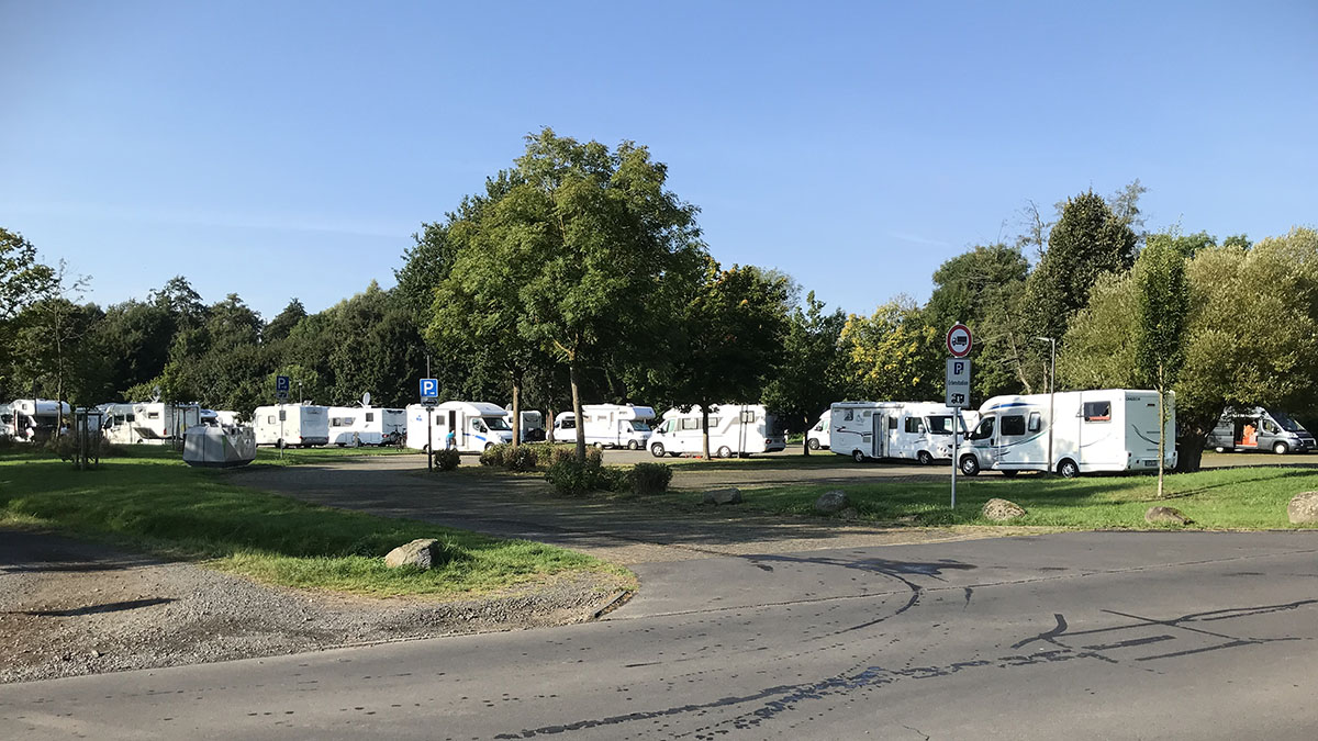 Wohnmobilstellplatz am Erlenstadion.jpg