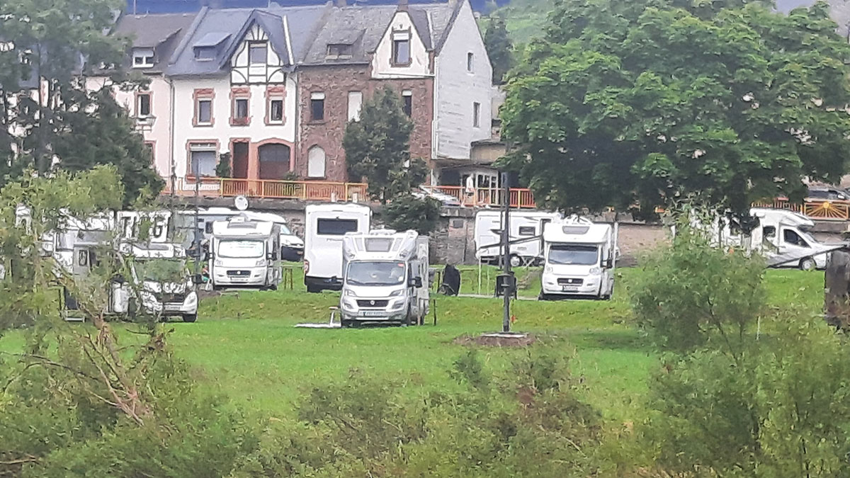 Wohnmobilstellplatz an der Moselbrücke2.jpg